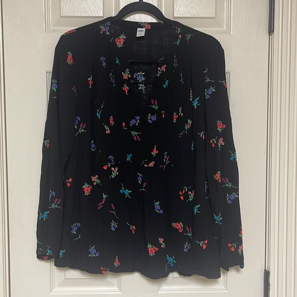 Old Navy Tops - Old Navy size large blouse. Great condition! See pictures